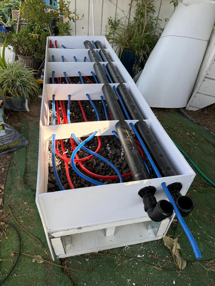 מבנה בקרת האקלים של המיני חממה — צנרת חימום וקירור לבית השורשים ותעלות אוויר מעל מצע הטוף